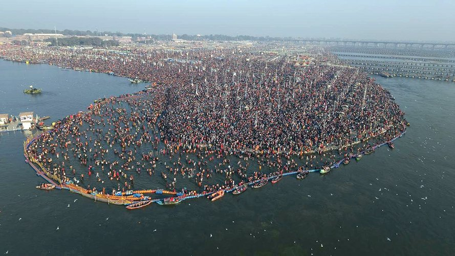 महाकुंभः त्रिवेणी संगम पर आज शाम 6 बजे तक एक करोड़ 5 लाख से अधिक श्रद्धालुओं ने पवित्र डुबकी लगाई