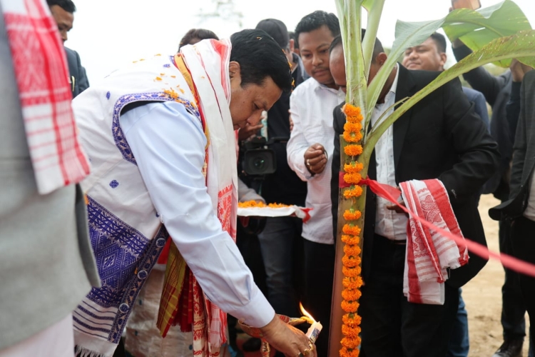 কেন্দ্ৰীয় মন্ত্ৰী সৰ্বানন্দ সোণোৱালৰ  নাৰায়ণপুৰৰ বৰদেউৰী গাঁৱত অৱস্থিত কুন্দি-কু অর্থাৎ দেওশালৰ নৱনিৰ্মিত কুন্দিকু গৃহ উদ্বোধন