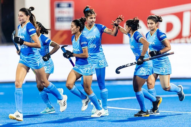 भुवनेश्‍वर में एफआईएच हॉकी प्रो लीग में भारतीय महिला टीम का मुकाबला नीदरलैंड से जारी