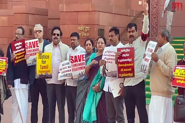 Opposition MPs protest against detention of Tamil Nadu fishermen by Sri Lanka