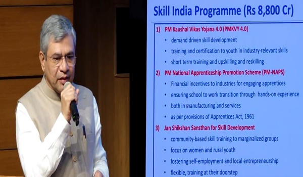 مرکز نے، 2022-23 سے 2025-26 تک کی مدّت کے لیے Skill India پروگرام کے مقصد سے، 8 ہزار 800 کروڑ روپے کی منظوری دی ہے۔