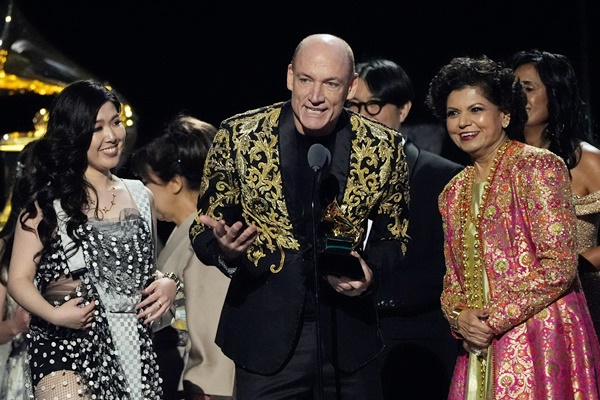 Indian-American vocalist Chandrika Tandon wins Grammy award