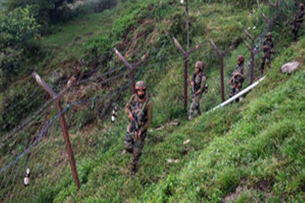 جموں اور کشمیر میں آج جموں کے اخنور سیکٹر کے لیّالی علاقے کے قریب مشتبہ IED کے ذریعہ دھماکے میں فوج کے دو اہلکار مارے گئے ہیں