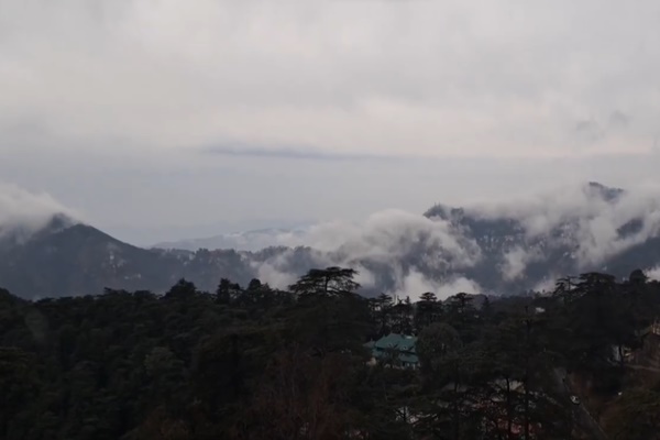 Himachal Pradesh: Snowfall disrupts traffic, flash flood threat in Kullu