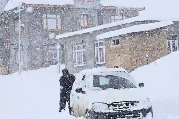 Ladakh: Heavy snowfall closes Srinagar-Leh, Kargil-Zanskar highways