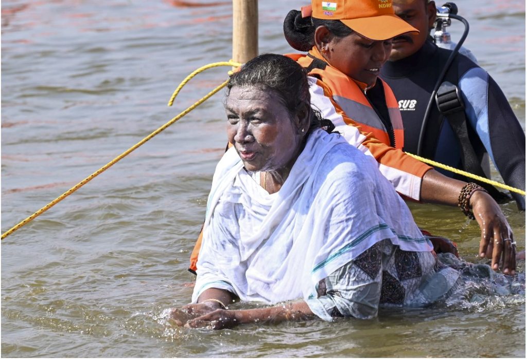 রাষ্ট্রপতি দ্রৌপদী মুর্মু আজ প্রয়াগরাজে মহাকুম্ভে পুণ্যস্নান করেছেন।