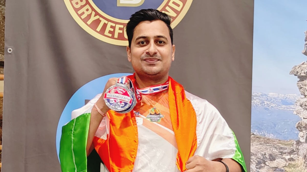 नॉर्वे में आयोजित पैरा-आर्म रेसलिंग कप में छत्तीसगढ़ के पैरा-एथलीट श्रीमंत झा ने पचासी किलोग्राम वर्ग में सिल्वर पदक हासिल किया