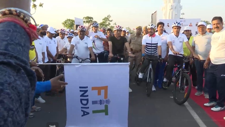 खेल मंत्री मनसुख मांडविया ने लखनऊ से राष्ट्रव्यापी आंदोलन ‘फिट इंडिया संडे ऑन साइकिल’ में हिस्सा लिया