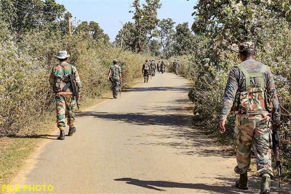 छत्तीसगडच्या दंतेवाडा जिल्ह्यात झालेल्या चकमकीत ३ नक्षलवादी ठार