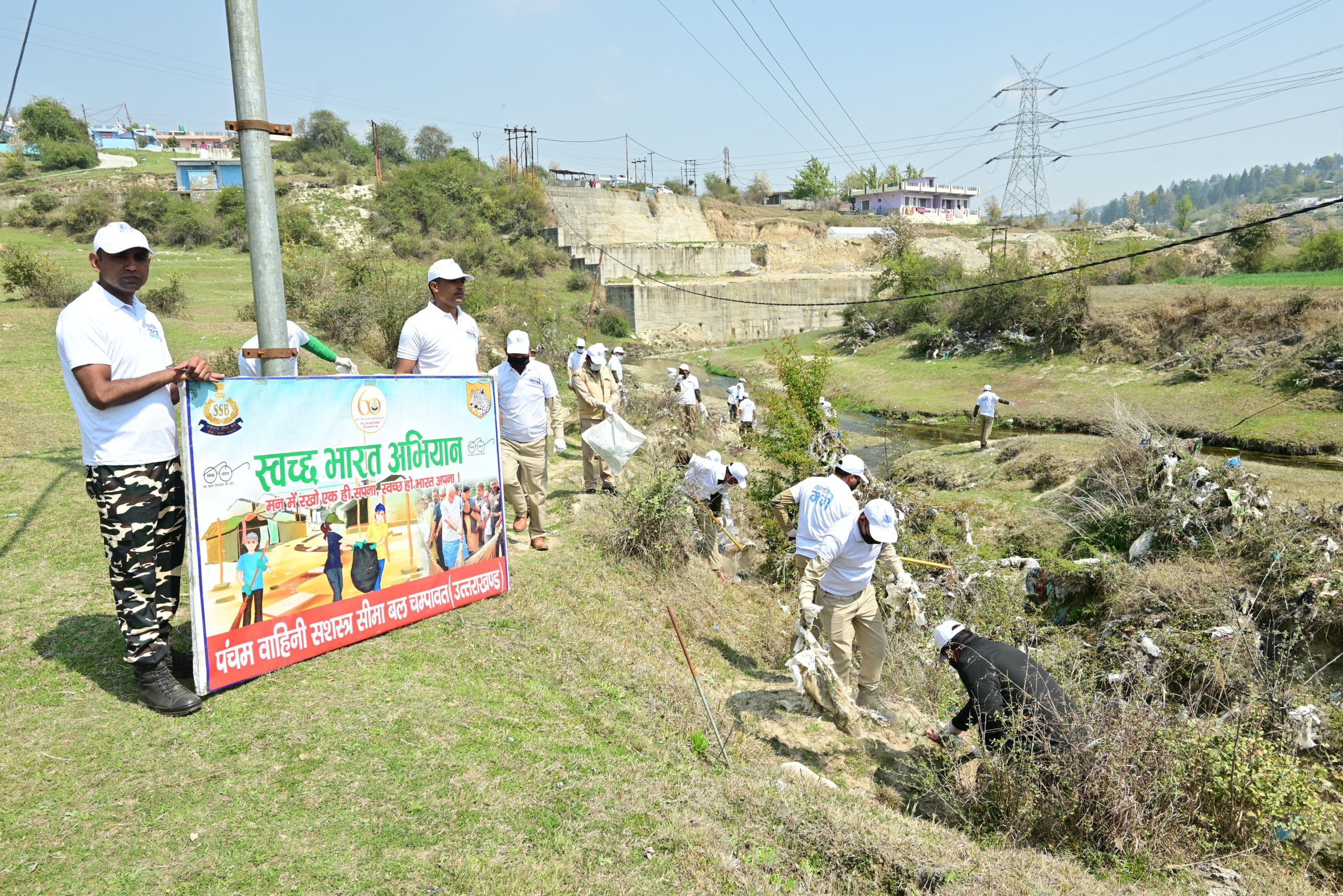चम्पावत जिले में नमामि गंगे योजना के तहत गंडक नदी में चलाया गया स्वच्छता अभियान