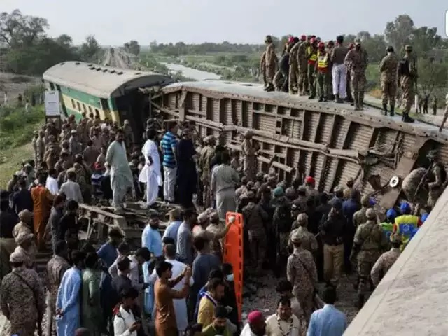 Pakistan train hijacked, 450 passengers hostages, 6 military personnel killed