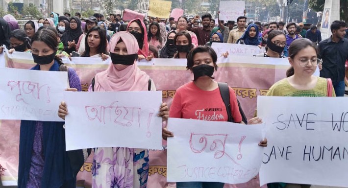 बांग्लादेश के मगुरा में आठ वर्षीय बच्ची के साथ हुए बलात्कार की घटना के खिलाफ ढाका विश्वविद्यालय के विद्यार्थियों और शिक्षकों ने प्रदर्शन किया