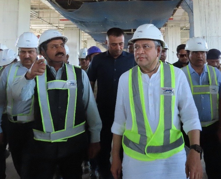 रेल मंत्री अश्विनी वैष्णव ने अहमदाबाद रेलवे स्टेशन का दौरा कर पुनर्विकास कार्य का निरीक्षण किया