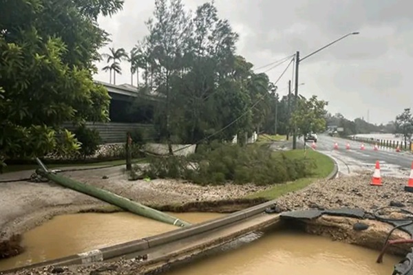 Cyclone Alfred Hits Australia: 1 Dead, 13 Soldiers Injured, 300,000 Without Power