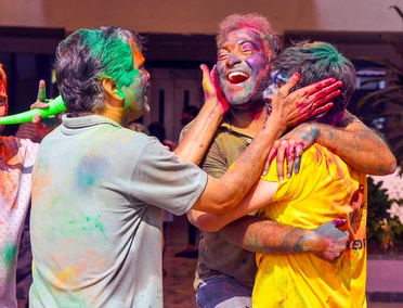 Holi being celebrated across the country with vibrant hues & festive joy; President, Vice Prez & PM extend greetings