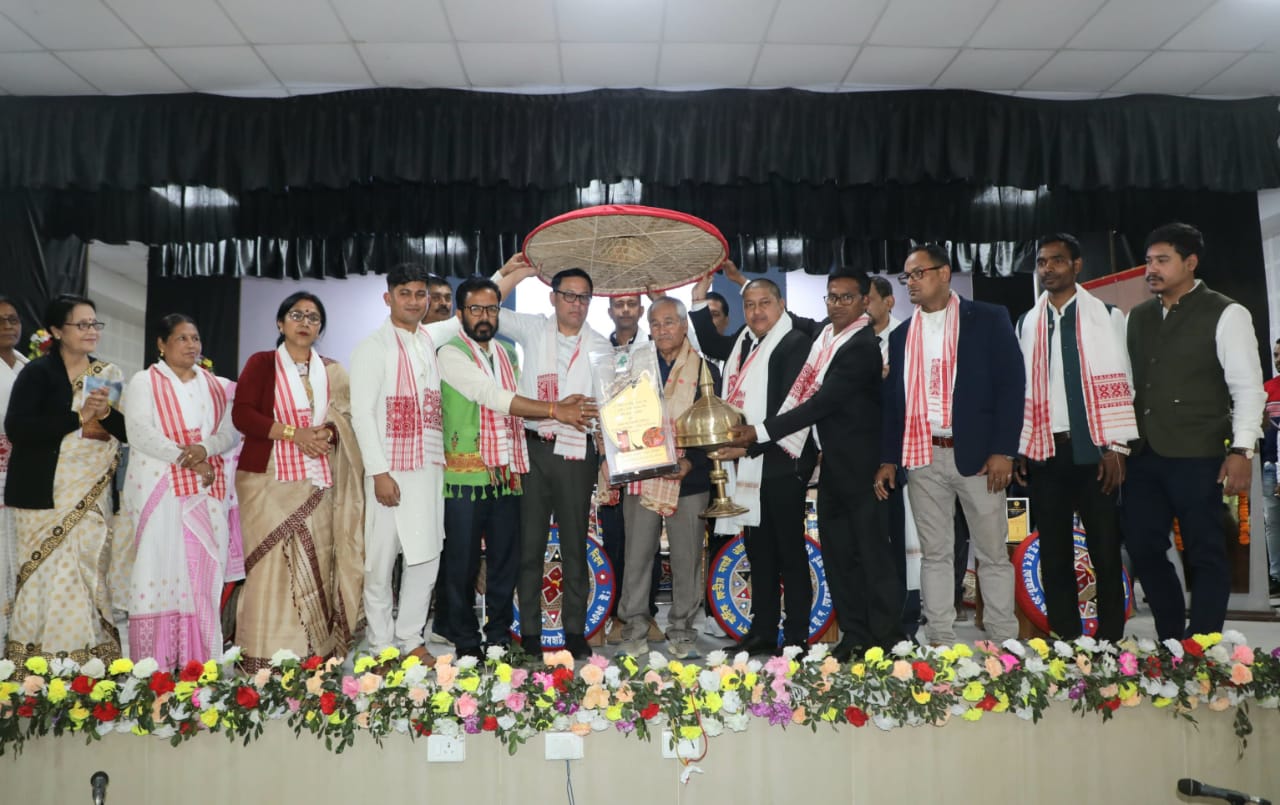 যশস্বী চলচ্চিত্র নির্মাতা-পৰিচালক জাহ্নু বৰুৱাক ‘মঘাই ওজা বঁটা’ প্ৰদান