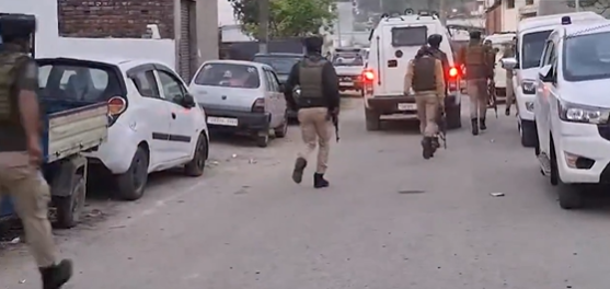 जम्मू कश्मीर के कठुआ में अंतरराष्ट्रीय सीमा के पास कल सुरक्षा बलों और आतंकवादियों के बीच मुठभेड़ हुई