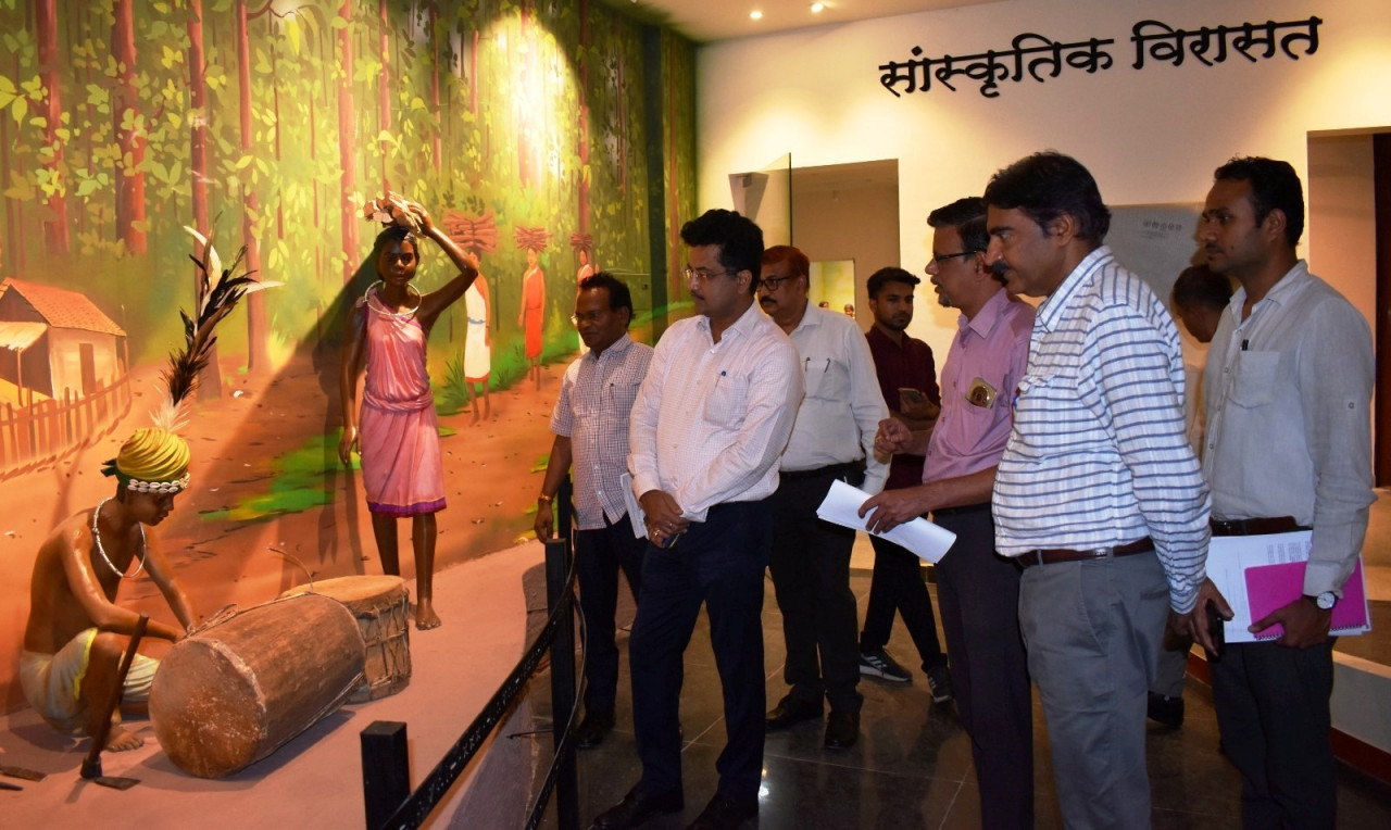 आदिमजाति विकास विभाग के प्रमुख सचिव सोनमणि बोरा ने प्रदेश में जनजातीय कल्याण की योजनाओं को तेजी के साथ पूरा करने के निर्देश दिए