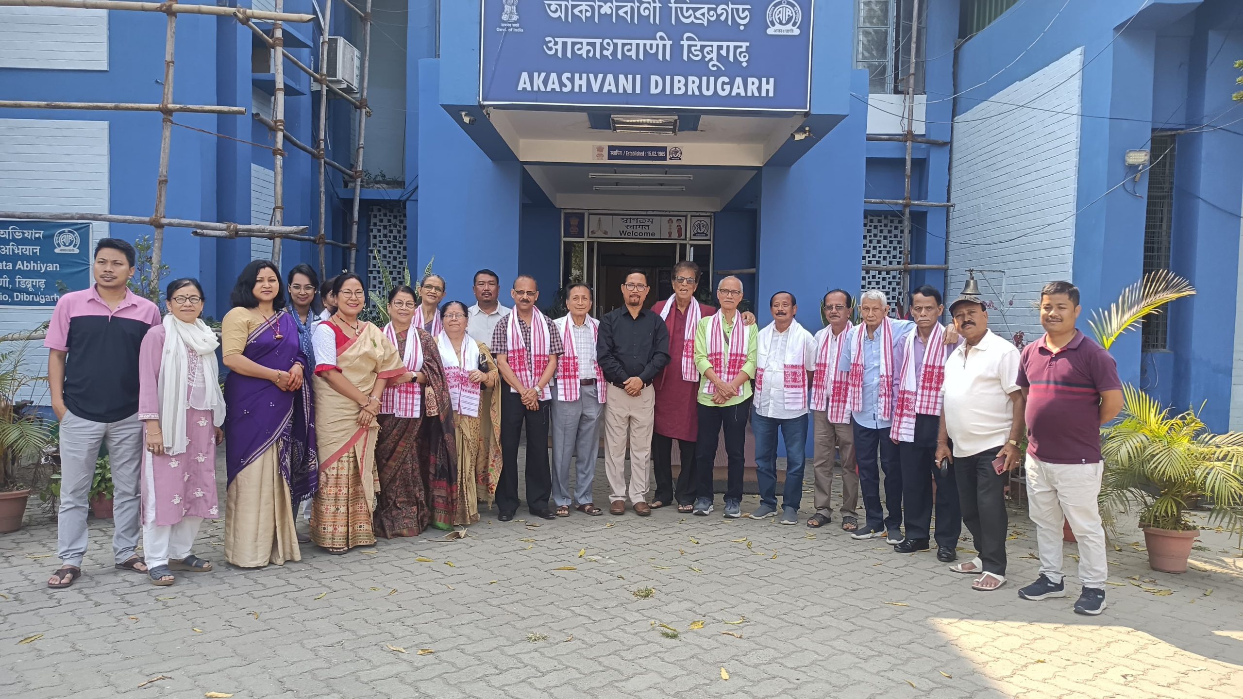 আকাশবাণী ডিব্ৰুগড় কেন্দ্রত দীর্ঘদিন সেৱা আগবঢ়োৱা কেইবাগৰাকীও প্রাক্তন সতীর্থক বিহুৰ ওলগ