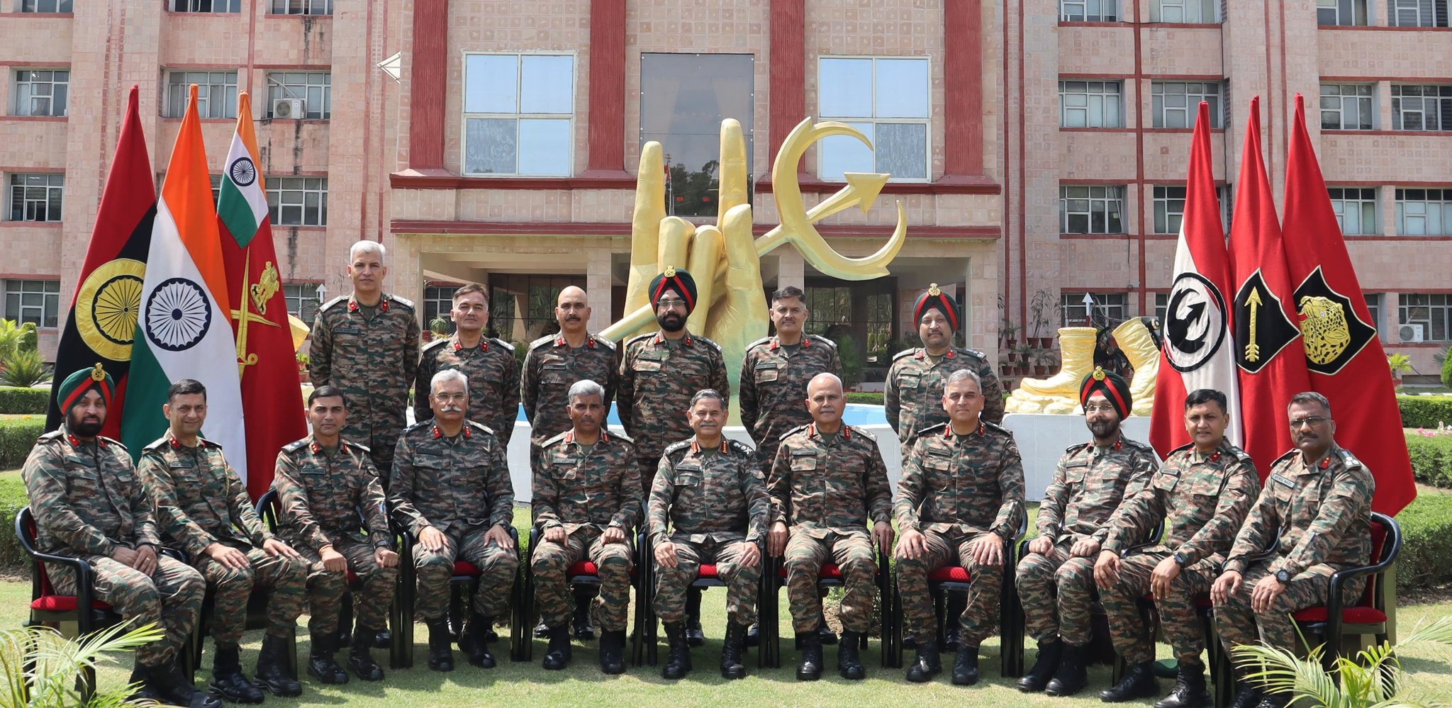सेना प्रमुख जनरल उपेंद्र द्विवेदी ने वज्र कोर के दौरे के दौरान भूतपूर्व सैनिकों से बातचीत की