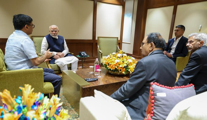 सऊदी अरब यात्रा बीच में ही छोड़कर वापस लौटे पीएम मोदी, हवाई अड्डे पर की संक्षिप्त बैठक