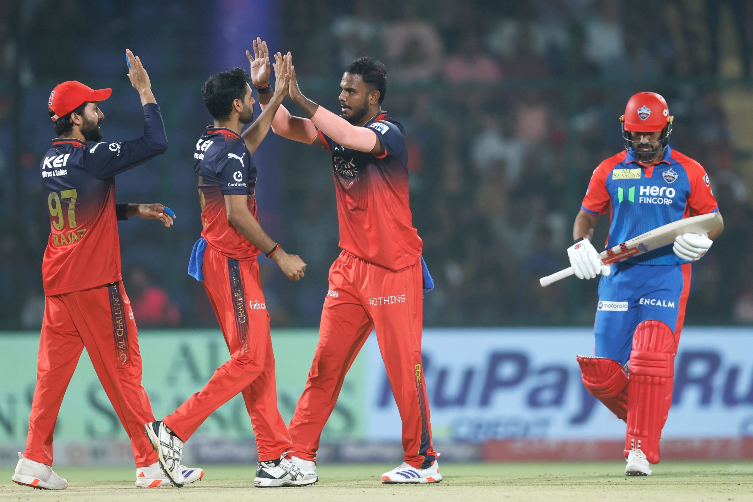 দিল্লির অরুন জেটলি স্টেডিয়ামে গতরাতে আইপিএলের ম্যাচে রয়াল চ্যালেঞ্জার্স বেঙ্গালুরু ছয় উইকেটে দিল্লি ক্যাপিটালসকে হারিয়ে দিয়েছে।