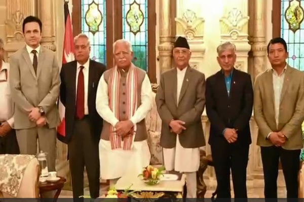 নেপালৰ প্ৰধানমন্ত্রী কে পি শর্মা অ’লিক কেন্দ্ৰীয় মন্ত্ৰী মনোহৰ লাল খাট্টাৰৰ সাক্ষাৎ