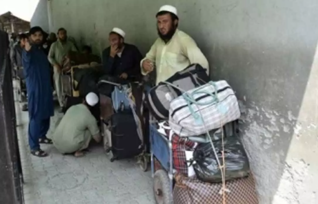 पाकिस्तान की तोरखम सीमा और स्पिन बोल्डक सीमा पार से अफगान परिवारों को बाहर निकालने का सिलसिला जारी