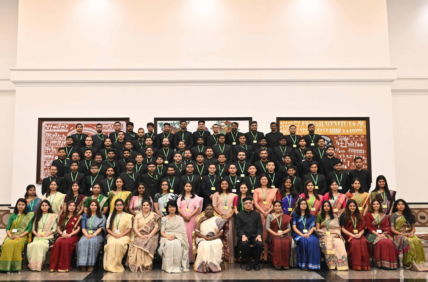 आईएएस-2023 बैच के अधिकारियों ने राष्ट्रपति भवन में राष्ट्रपति द्रौपदी मुर्मु से मुलाकात की