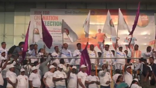 केंद्रीय मंत्री धर्मेंद्र प्रधान और दिल्ली की मुख्यमंत्री रेखा गुप्ता ने दिल्ली विश्वविद्यालय में ‘एक राष्ट्र, एक चुनाव’ दौड़ को हरी झंडी दिखा कर रवाना किया