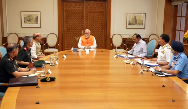 प्रधानमंत्री नरेन्‍द्र मोदी ने रक्षामंत्री और शीर्ष अधिकारियों के साथ उच्च स्तरीय सुरक्षा बैठक की