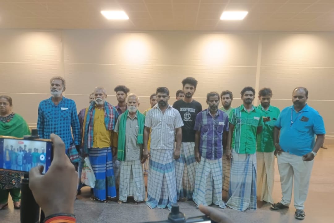 श्रीलंका द्वारा रिहा किए गए 13 भारतीय मछुआरे चेन्नई पहुंचे
