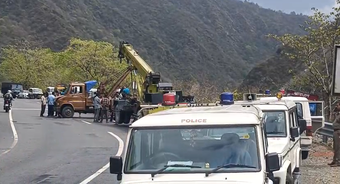 टिहरी जिले में वाहन नदी में समाया, एक महिला का रेस्क्यू, अन्य लापता लोगों की तलाश जारी