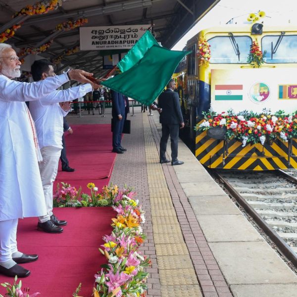 প্রধানমন্ত্রী নরেন্দ্র মোদী ও শ্রীলঙ্কার রাষ্ট্রপতি অনুরা কুমারা দিসানায়েকে যৌথভাবে মাহো-ওমানথাই রেলপথের সূচনা করেছেন।