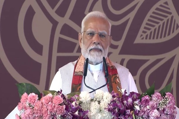 પ્રધાનમંત્રીએ વારાણસીમાં 3 હજાર 884 કરોડ રૂપિયાથી વધુના 44 વિકાસકામોનું ઉદ્ઘાટન અને શિલાન્યાસ કર્યો