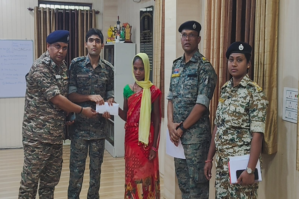 छत्तीसगढ़ के कोंडागांव जिले में 1 लाख रूपये की इनामी महिला माओवादी ने पुलिस के समक्ष किया आत्मसमर्पण
