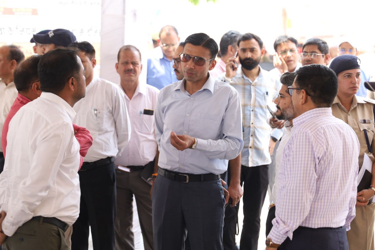 देहरादून के जिलाधिकारी ने ऋषिकेश स्थित चारधाम यात्रा ट्रांजिट कैंप में व्यवस्थाओं का निरीक्षण किया