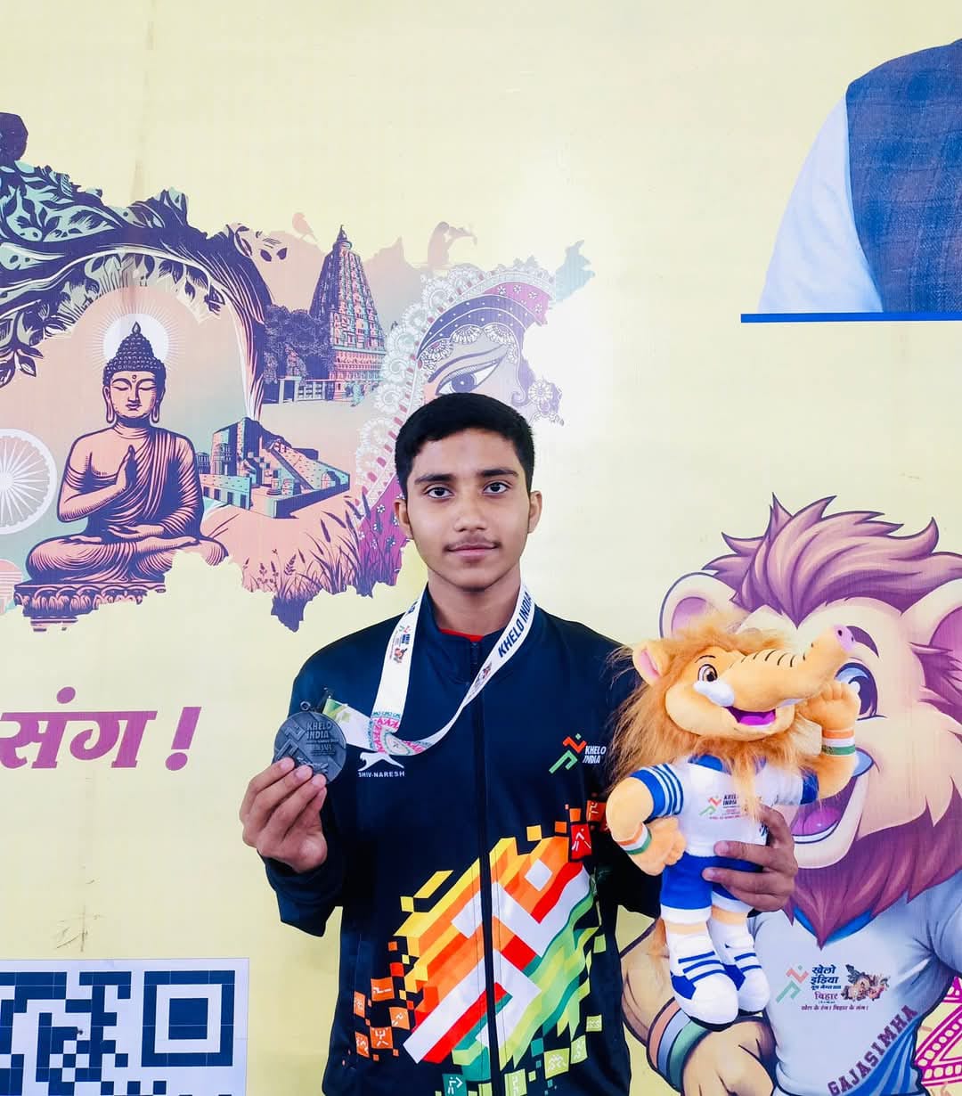 বাংলার ছেলে রাজদীপ দালাল খেলো ইন্ডিয়া ইউথ গেমস ২০২৫ এ যোগাসনে রৌপ্য পদক পেয়েছেন।