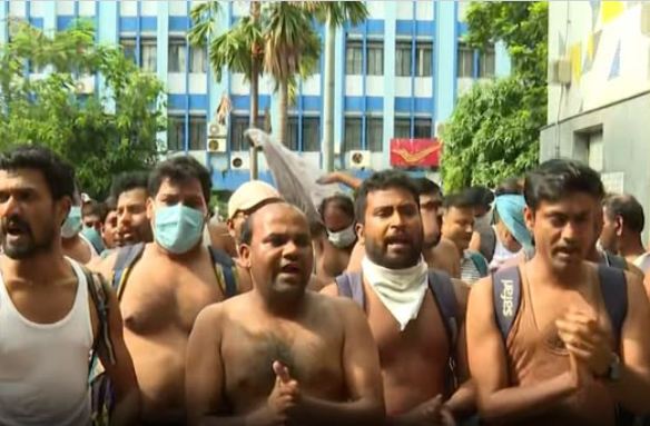 নতুন করে চাকরির পরীক্ষায় না বসার দাবিতে অনড় আন্দোলনকারীদের মহামিছিল কর্মসূচীকে ঘিরে আজ শিয়ালদা, ধর্মতলা এবং সল্টলেকে দফায় দফায় উত্তেজনা ছড়ায়।