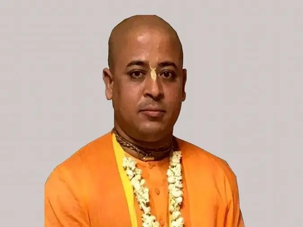 বাংলাদেশে আইনজীবী হত্যা মামলায় চিন্ময় কৃষ্ণ দাসকে গ্রেপ্তার দেখানোর নির্দেশ চট্টগ্রামের একটি আদালত।
