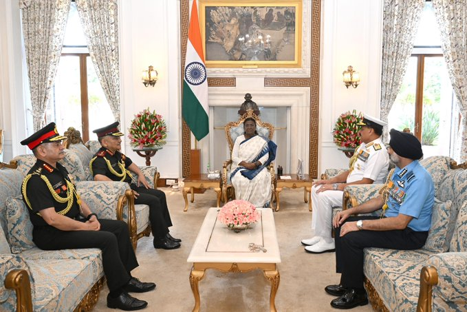 देशाच्या तिन्ही संरक्षण दलांच्या मुख्य अधिकाऱ्यांनी घेतली राष्ट्रपतींची भेट