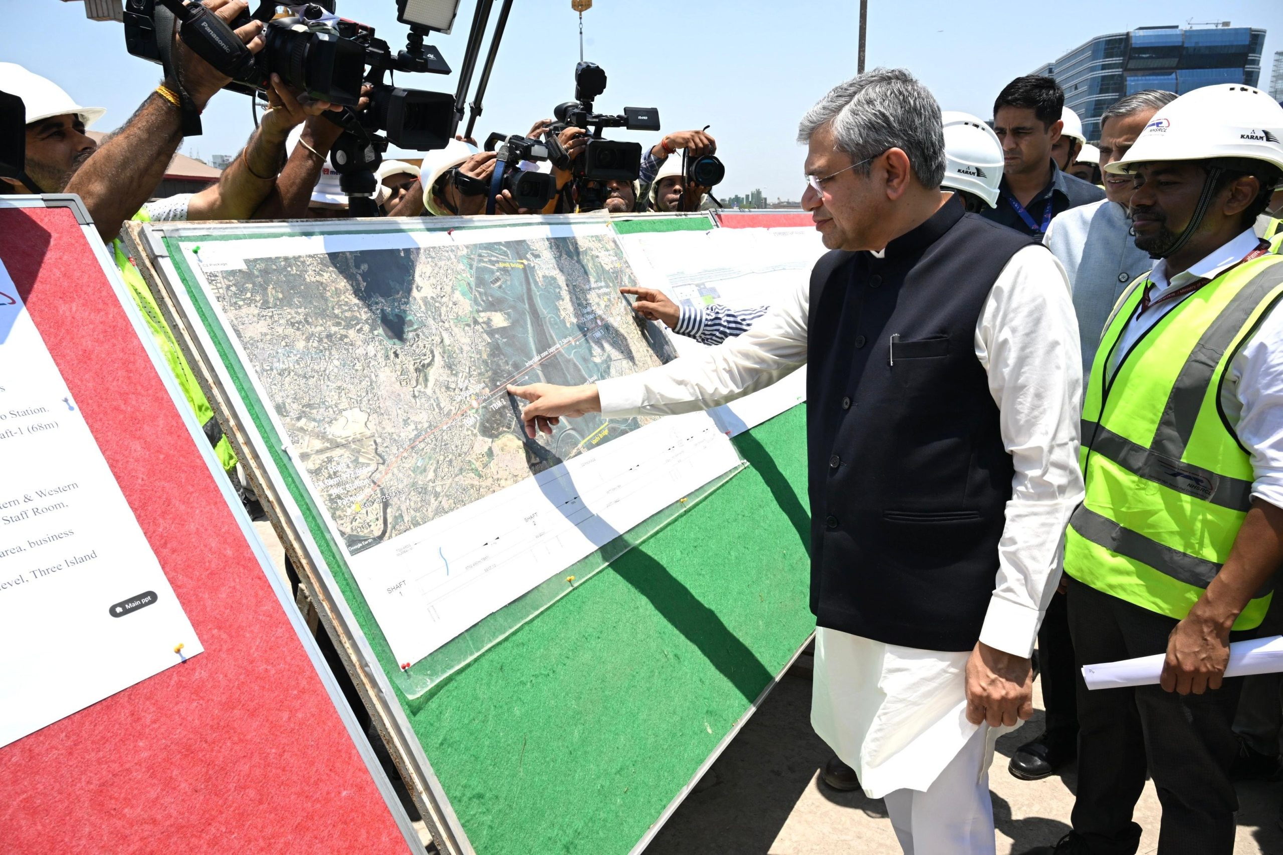 रेल मंत्री अश्विनी वैष्णव ने मुंबई में बुलेट-ट्रेन परियोजना स्थल का दौरा किया