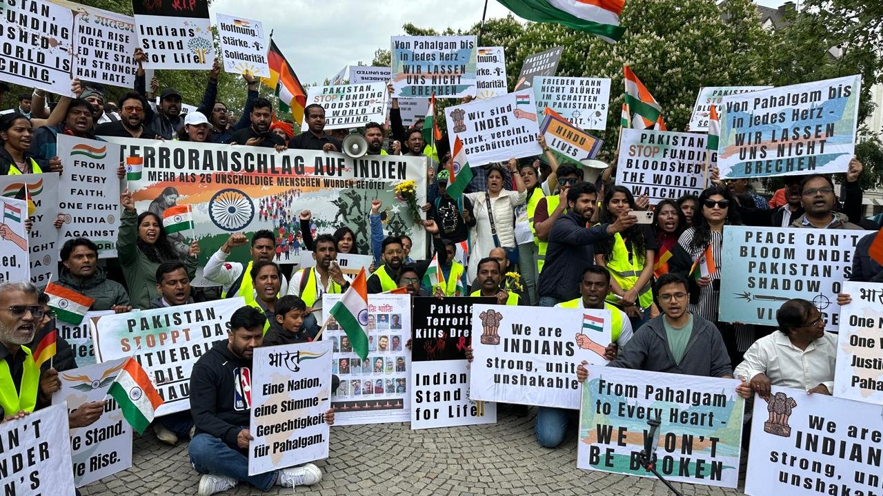 जर्मनी: भारतीय समुदाय ने म्‍यूनिख में पहलगाम आतंकी हमले के खिलाफ विरोध-प्रदर्शन किया