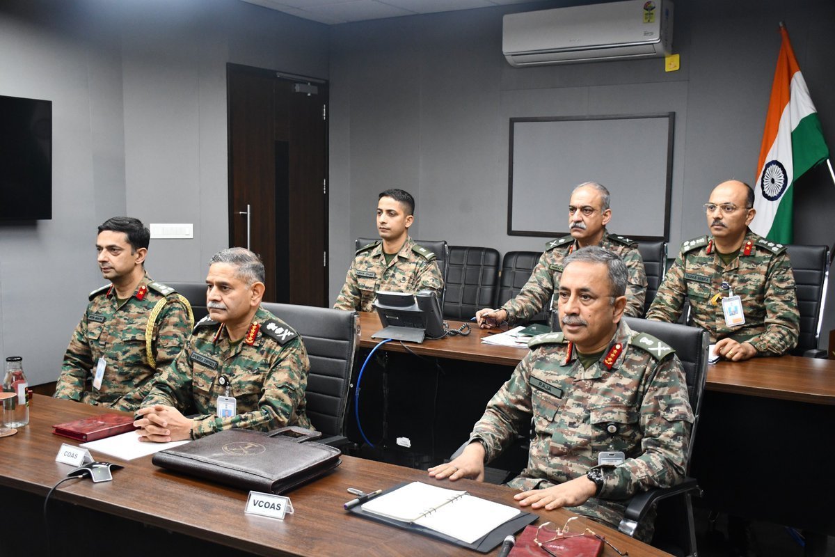 जनरल उपेन्‍द्र द्विेवेदी ने कल रात हवाई क्षेत्र उल्‍लंघनों और संघर्ष विराम के बाद पश्चिमी सीमाओं के सेना कमाण्‍डरों के साथ सुरक्षा स्थिति की समीक्षा की