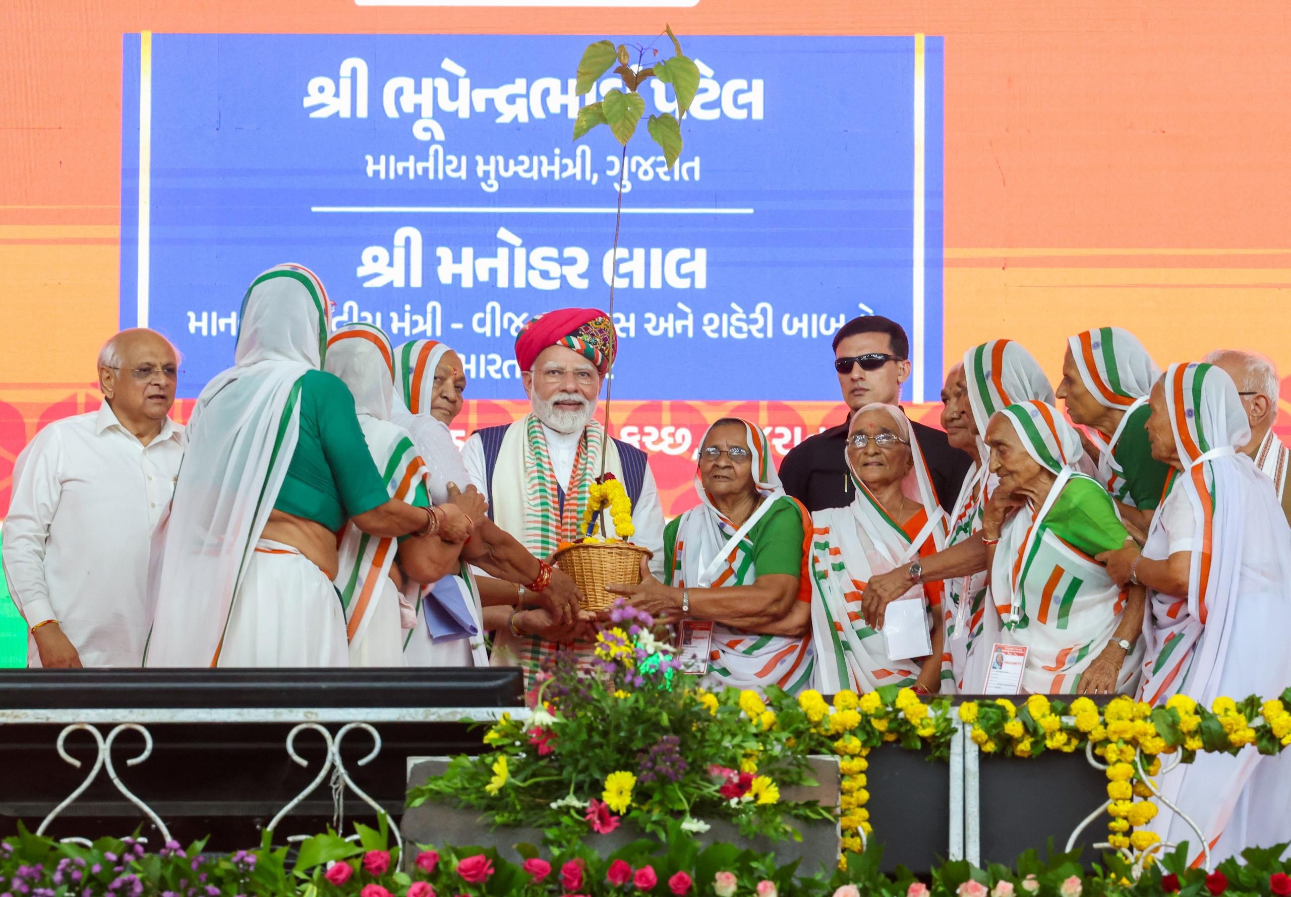 પ્રધાનમંત્રીએ ગઇકાલે  દાહોદમાંથી 24 હજાર કરોડ અને ભૂજમાં 53 હજાર કરોડ કરતાં વધુના વિકાસ કાર્યોનુ લોકાર્પણ અને ખાતમૂહૂર્ત કર્યુ