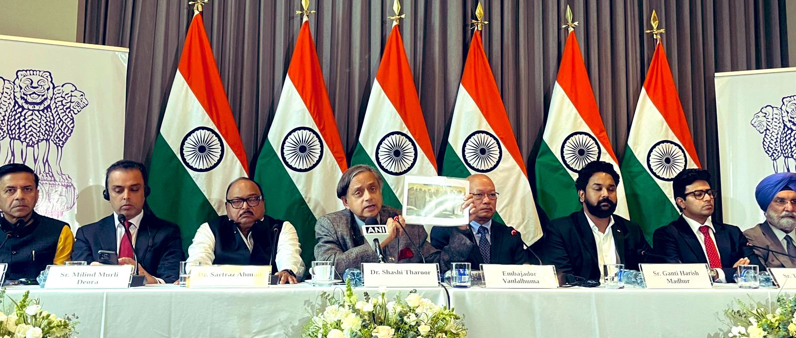 कांग्रेस सांसद शशि थरूर के नेतृत्व में प्रतिनिधिमंडल कोलंबिया की राजधानी बोगोटा पहुंचा