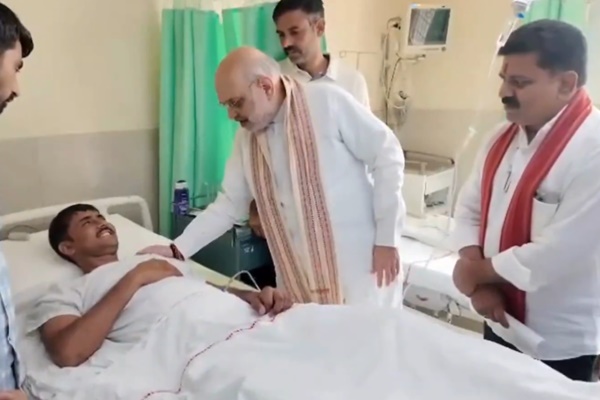 নতুন দিল্লীৰ এইমছত চত্তিশগড়-তেলেংগানা সীমান্তত নক্সালবিৰোধী অভিযানত আহত সুৰক্ষা কৰ্মীসকলৰ স্বাস্থ্যৰ বুজ লয় কেন্দ্ৰীয় গৃহমন্ত্ৰী অমিত শ্বাহে