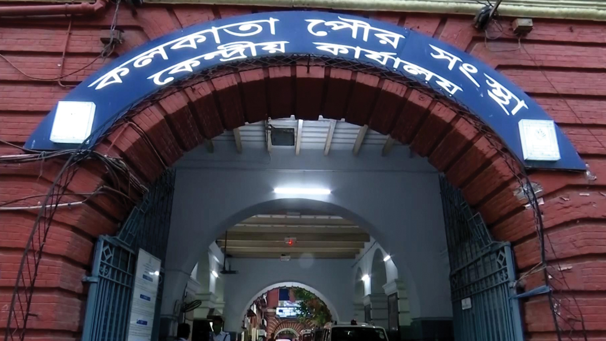 ল্যাম্পপোস্ট থেকে বিদ্যুৎস্পৃষ্ট হওয়ার বিপদ এড়াতে মহানগরীর বাতি স্তম্ভগুলিকে পিভিসি সিট দিয়ে মুড়ে দেওয়ার সিদ্ধান্ত নিয়েছে কলকাতা পুরসভা।