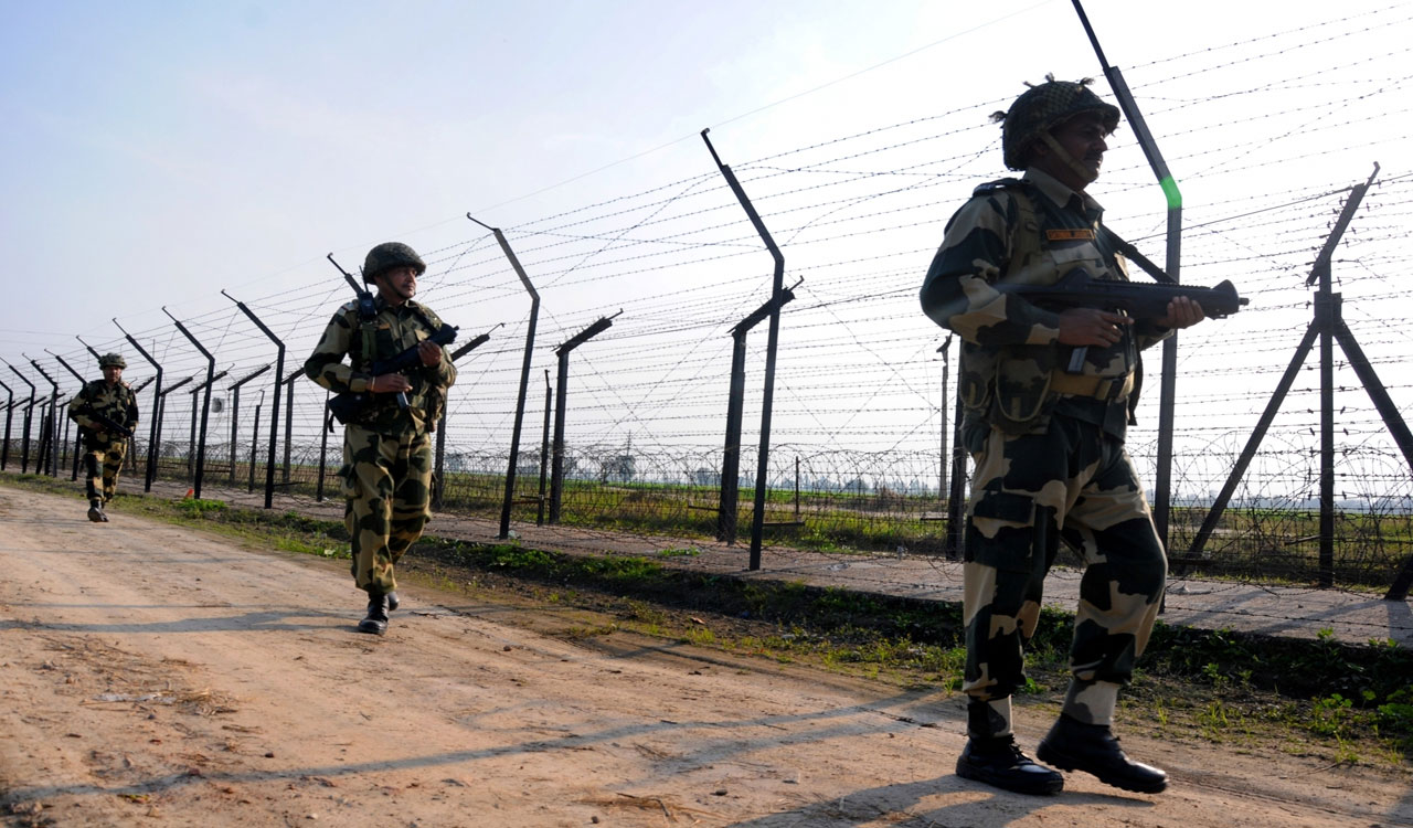 सीमा सुरक्षा बल ने आज तड़के फिरोजपुर सेक्टर में एक पाकिस्तानी घुसपैठिए को मार गिराया