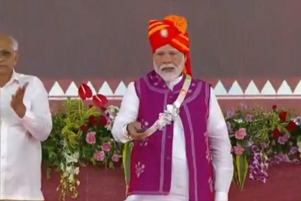 પ્રધાનમંત્રી મોદીએ ગુજરાતનાં દાહોદમાં 24 હજાર કરોડ રૂપિયાના અનેક વિકાસ વિકાસકામોનું ઉદ્ઘાટન અને શિલાન્યાસ કર્યો.